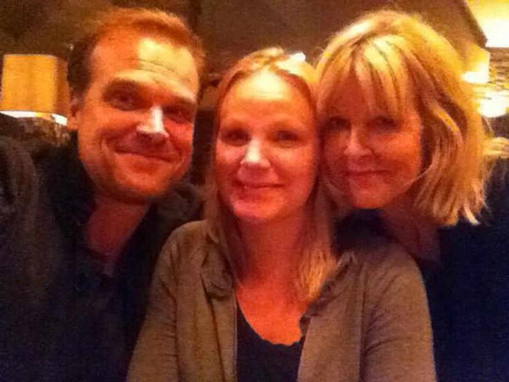 David Harbour taking a selfie with his sister Jessica Harbour Harris (center) and their late mother Nancy Harbour.