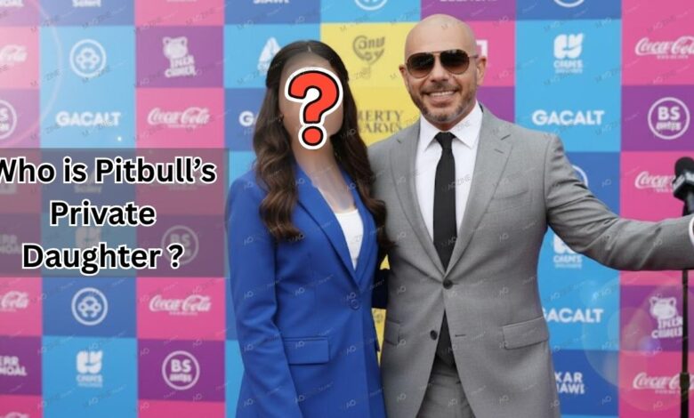 Pitbull on a red carpet next to a woman whose face is hidden by a question mark, illustrating the privacy of his daughter, Destiny Pérez.
