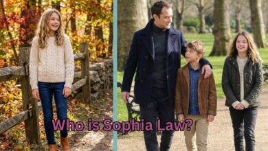 Sophia Law with father Jude Law walking in park, biography and age 2025