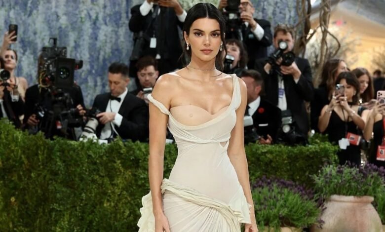 An Actress standing at the Met Gala Event 2026
