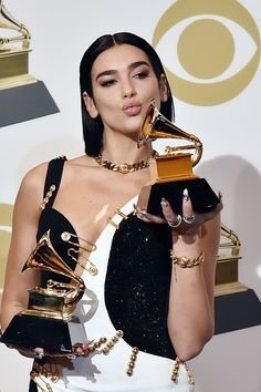 Dua Lipa with trophee in her hand.